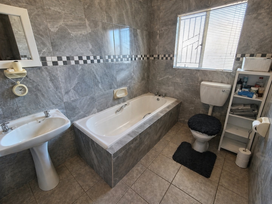 4 Bedroom Property for Sale in Langenhovenpark Free State